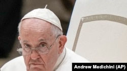 El papa Francisco asiste a su audiencia general en la sala Pablo VI del Vaticano. (AP Foto/Andrew Medichini, Archivo)