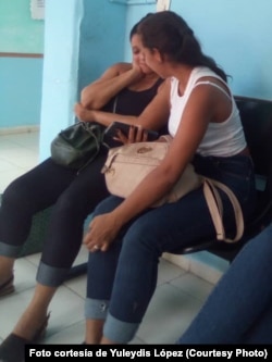 Yuleydis López y su hija, Jessica Bello, esperan a Jorge Bello, preso político del 11J en el Combinado del Este, La Habana el 8 de noviembre de 2023. (Foto cortesía de Yuleydis López)