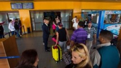 Cubanos hacen fila en el aeropuerto de La Habana. Foto: Desmond Boylan/AP.