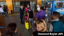 Cubanos hacen fila en el aeropuerto de La Habana. Foto: Desmond Boylan/AP.