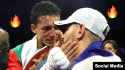 Rafael Espinoza habla a Robeisy Ramírez al final de la pelea de este sábado. (Facebook/Eduardo Martell el "Vikingo")