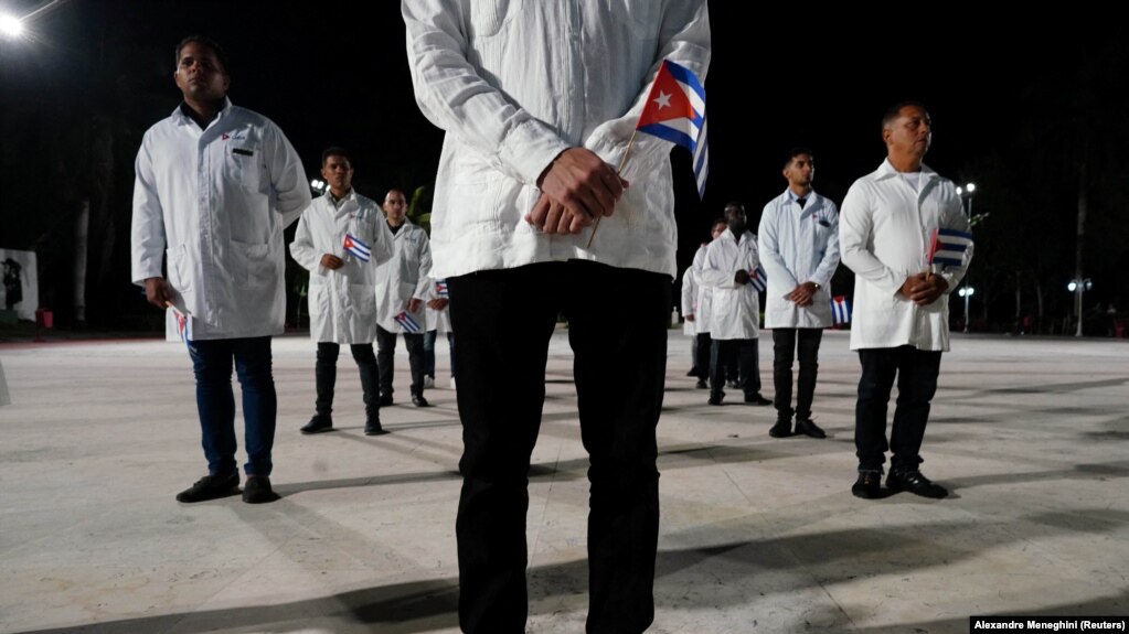 Médicos cubanos participan en una ceremonia antes de partir hacia Turquía en 2023 para ayudar en las labores de rescate del terremoto. Foto: Alexandre Meneghini