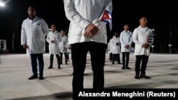Médicos cubanos participan en una ceremonia antes de partir hacia Turquía para ayudar en las labores de rescate del terremoto. Foto: REUTERS/Alexandre Meneghini 