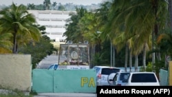 Una caravana con la imagen de la Virgen de la Caridad del Cobre, Patrona de Cuba, visita la cárcel de máxima seguridad Combinado del Este, en La Habana. (Adalberto Roque/AFP/Archivo)