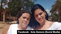  La activista Ania Zamora (izquierda) y su hija la dama de blanco Sisi Abascal Zamora.