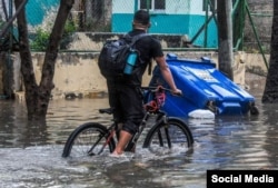 Inundaciones en zonas del litoral habanero a causa de las intensas lluvias y fuertes marejadas en la costa occidental que afectaron la isla este lunes. (Facebook Canal Caribe)