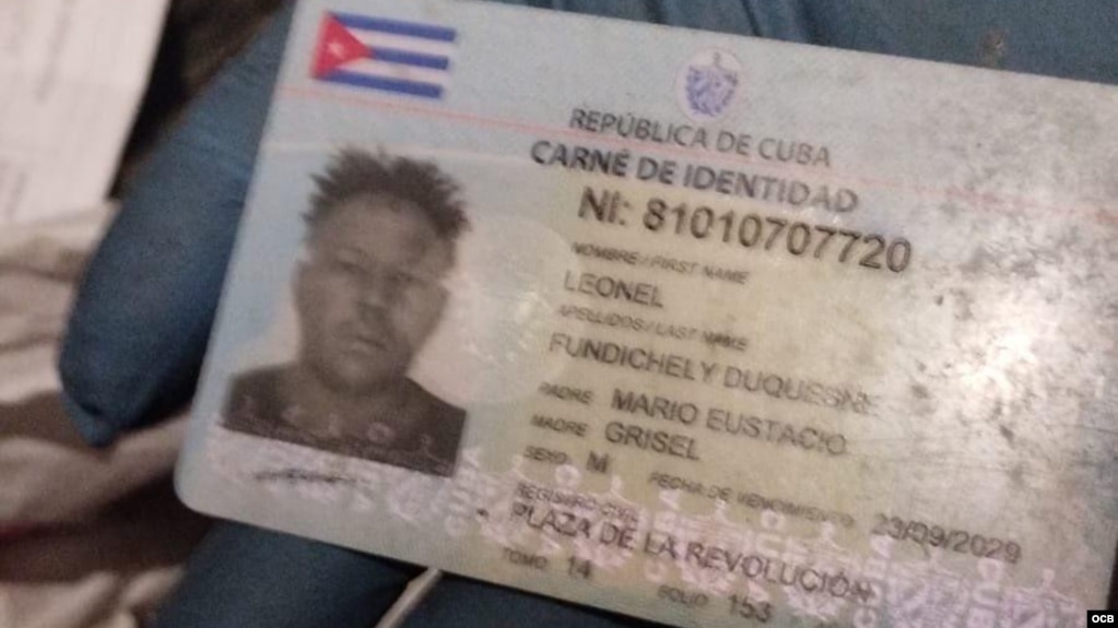 Soldado ucraniano sostiene el documento de identidad de uno de los cubanos muertos en Ucrania.
