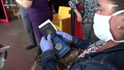 Info Martí | El pasaporte cubano, un instrumento de control político del régimen castrista 