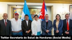 Los firmantes del convenio médico entre Cuba y Honduras.