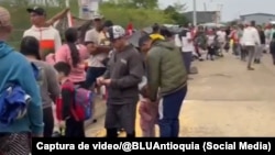 Migrantes en Necoclí, Urabá, Colombia. (Captura de video/@BLUAntioquia)