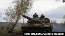 Militares ucranianos viajan en un tanque a lo largo de una carretera en la ciudad de Chasiv Yar en medio del ataque de Rusia a Ucrania, cerca de una línea de frente en la región de Donetsk, Ucrania, 22 de abril de 2023. (REUTERS/Sofiia Gatilova).