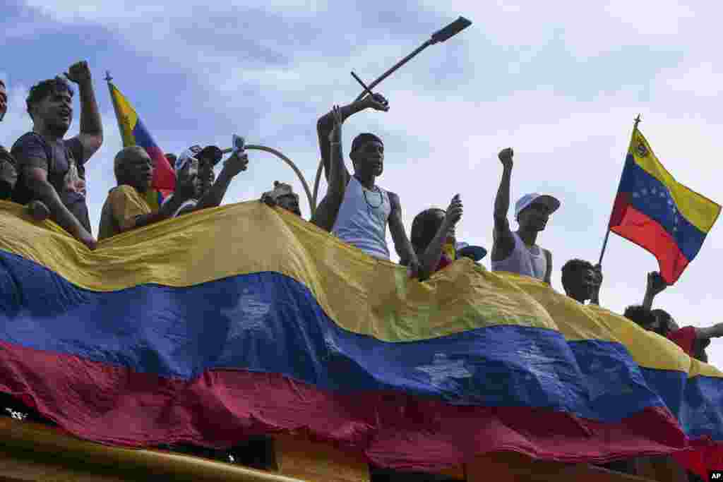 Manifestantes protestan contra los resultados oficiales de las elecciones que declaran la reelección del presidente Nicolás Maduro en Valencia, Venezuela. (AP/Jacinto Oliveros)