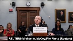 El secretario del Departamento de Seguridad Nacional, Alejandro Mayorkas, testifica ante el Subcomité de Seguridad Nacional, en Washington, EEUU, el 10 de abril de 2024. (REUTERS/Michael A. McCoy)