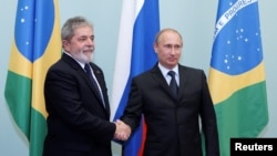  Luiz Ignacio Lula da Silva junto al presidente ruso Vladimir Putin, en Moscú, en 2010. (REUTERS/Ria Novosti/Pool/Alexei Druzhinin/Archivo)