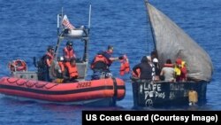 Grupo de balseros interceptado el 29 de marzo de 2023 unas 72 millas al sur de Cayo Hueso. Estos migrantes fueron repatriados el 2 de abril de 2023 a Cuba. (US Coast Guard/Cutter Isaac Mayo). 