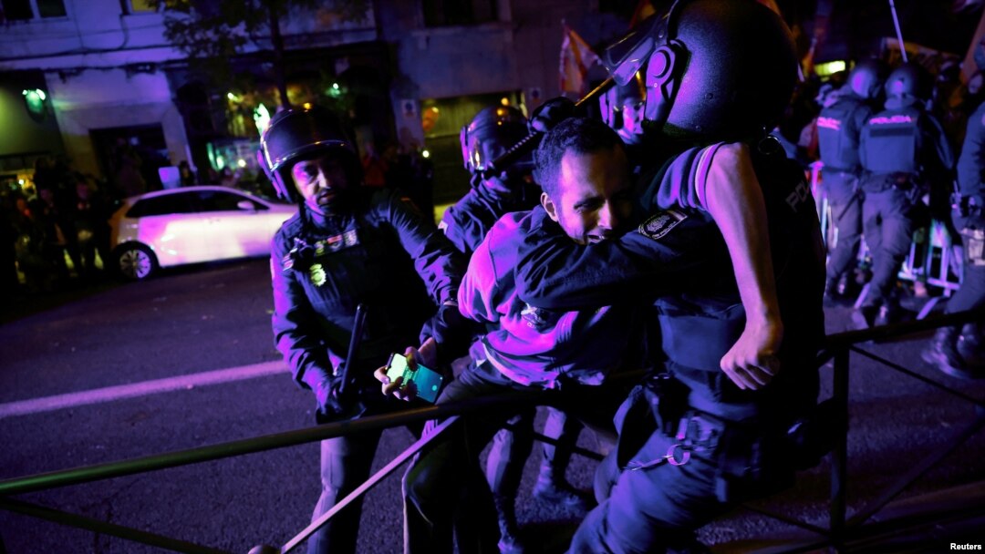 La policía antidisturbios española detiene a una persona durante una protesta cerca de la sede del PSOE, en Madrid, España, el 6 de noviembre de 2023. REUTERS /Juan Medina