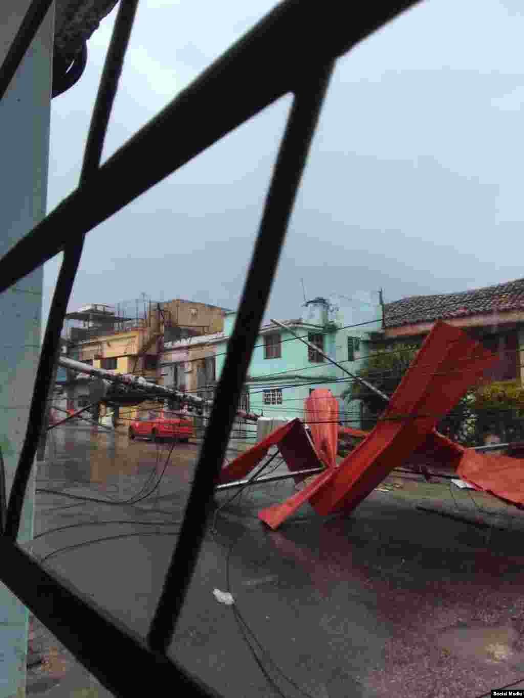 Daños en la Calzada de Luyanó tras el impacto de fuertes vientos asociados a una baja extratropical a su paso por La Habana. (Facebook/Insmet)