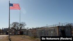 Los contenedores de envío y los alambres de concertina se utilizan como valla fronteriza en la orilla del río Grande en Eagle Pass, Texas, EE.UU., 17 de enero de 2024. REUTERS/Go Nakamura
