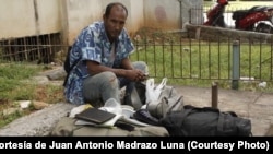 Un cubano sobrevive en la calle. Autoridades cubanas aseguran que el 39 % de las personas sin hogar en Cuba son menores de 60 años. Foto Cortesía de Juan Antonio Madrazo Luna.