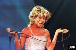 La cantante estadounidense Tina Turner canta durante su actuación en el desfile de moda y recaudación de fondos de Macy's Passport '97 el 18 de septiembre en San Francisco, CA. El espectáculo es para recaudar fondos y crear conciencia sobre el virus del SIDA. FOTOS AFP/Monica M. DAVEY (Foto de MONICA DAVEY / AFP)