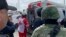 Un trabajador de la Cruz Roja cierra la puerta de una ambulancia que transporta a dos estadounidenses encontrados con vida después de su secuestro en Matamoros, México. (AP Foto)