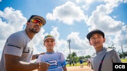 La familia Rey Anglada abre academia de béisbol en Miami.