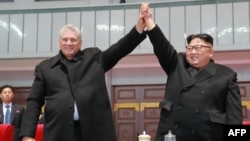 Un gesto de la fuerte alianza entre Miguel Díaz-Canel y el líder norcoreano Kim Jong-un, en un encuentro en Pyongyang el 5 de noviembre de 2018. (Foto de KCNA VIA KNS / varias fuentes / AFP