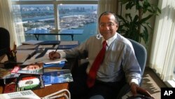 Manuel Rocha en su oficina en Steel Hector & Davis, en Miami, en enero de 2003. (Foto: Raúl Rubiera/Miami Herald vía AP