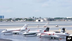 Aviones pequeños estacionados en el Aeropuerto Internacional de Fort Lauderdale- Hollywood, después de que el aeropuerto se vio obligado a cerrar debido a las inundaciones. (AP Photo/Marta Lavandier)