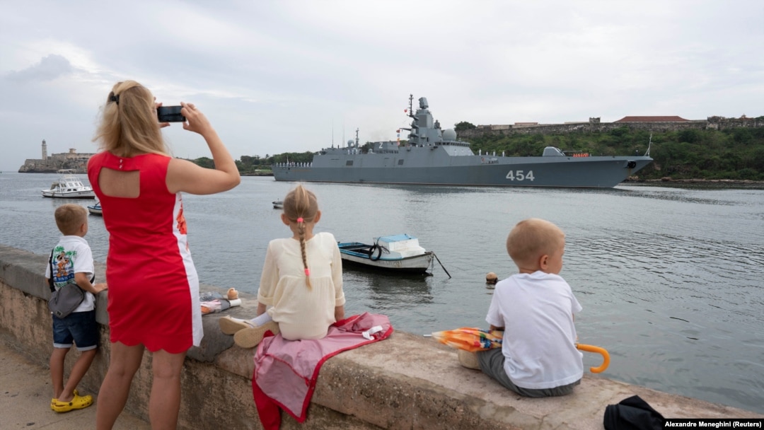 Miembros de la comunidad rusa en Cuba observan la entrada de la fragata Almirante Gorshkov a la bahía de La Habana, desde el Malecón. (REUTERS/Alexandre Meneghini)