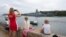 Miembros de la comunidad rusa en Cuba observan la entrada de la fragata Almirante Gorshkov a la bahía de La Habana, desde el Malecón. (REUTERS/Alexandre Meneghini)