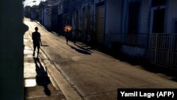 Una calle de Santiago de Cuba al atardecer, en medio del apagón. (Yamil Lage/AFP)