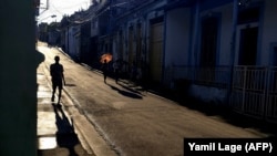 Una calle de Santiago de Cuba al atardecer, en medio del apagón. (Yamil Lage/AFP/Archivo)