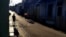 Una calle de Santiago de Cuba al atardecer, en medio del apagón. Muchos cubanos temen salir a la calle en horas de la noche por el aumento de la criminalidad. (Yamil Lage/AFP)