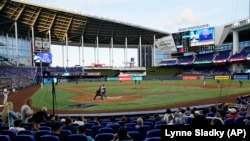LoanDepot Park, sede de los Miami Marlins. El estadio de la Pequeña Habana acogerá uno de los cuatro grupos clasificatorios del V Clásico Mundial de Béisbol. (AP Photo/Lynne Sladky)