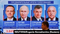 Una pantalla muestra los resultados preliminares de las elecciones presidenciales de Rusia, en la Comisión Electoral Central en Moscú, Rusia, el 18 de marzo de 2024. REUTERS/Evgenia Novozhenina