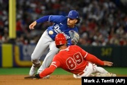 Miguel Vargas, se prepara para eliminar a Jeremiah Jackson, en un juego de pretemporada entre los Dodgers y Los Angeles Angels. (AP Photo/Mark J. Terrill)