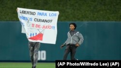 El cartel desplegado por El Sexto en el terreno del LoanDepot Park rezaba "Libertad para los presos cubanos del 11 de julio". (AP/Wilfredo Lee)