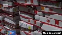 Cajas de pollo Tyson en un frigorífico de la COPMAR. (Captura de video/YouTube/Canal Caribe)
