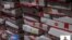 Cajas de pollo Tyson en un frigorífico de la COPMAR. (Captura de video/YouTube/Canal Caribe)