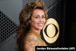 Miley Cyrus llega a la 66a entrega anual de los Grammy, el domingo 4 de febrero de 2024, en Los Ángeles. (Jordan Strauss/Invision/AP)
