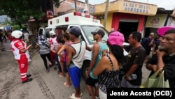 Una ambulancia estacionada en la calle brinda asistencia a los migrantes congregados en Huixtla.