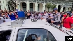 Policías de Cuba arrestan a manifestantes el 11 de julio de 2021. (Agencia AFP).