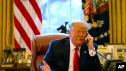 El ex presidente Donald Trump habla por teléfono con el vicepresidente, Mike Pence, desde la Oficina Oval en la Casa Blanca, el 6 de enero de 2021. 
