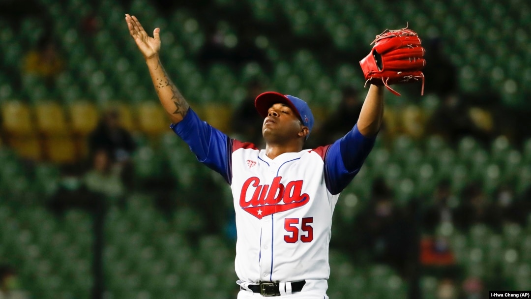 El lanzador cubano Roenis Elias se lamenta durante un partido contra Italia en el Clásico Mundial de Béisbol, en el Estadio Intercontinental de Taichung, en Taichung, Taiwán. (AP/I-Hwa Cheng)