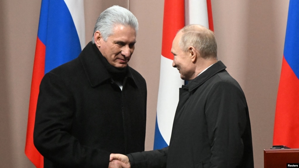 Miguel Díaz-Canel y Vladímir Putin se estrechan la mano en una ceremonia en Moscú. (Sputnik/Sergey Guneev/Kremlin vía Reuters)