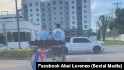 Cubanos en carretón de caballo, en un McDonald's de Hialeah. (Captura de video/Facebook Abel Lorenzo)