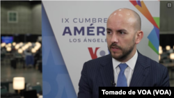 Juan González durante una entrevista con la Voz de América en la Cumbre de las Américas en Los Ángeles, 10 de junio de 2022.