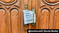 Un mensaje en la puerta de la Iglesia de la Transfiguración, en Nueva York, en protesta por la presencia en el lugar del gobernante cubano Miguel Díaz Canel. (@maritovoz/X)