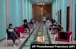 Pacientes esperan ser atendidas en el Hospital de Maternidad Leonor Pérez de Centro Habana, cuba